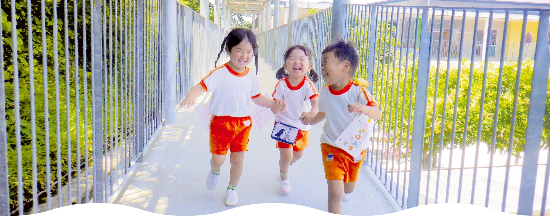 廊下を走る園児3人