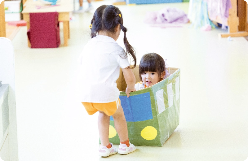 かごに乗って遊ぶ園児たち