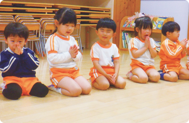 手をあわせる園児たち