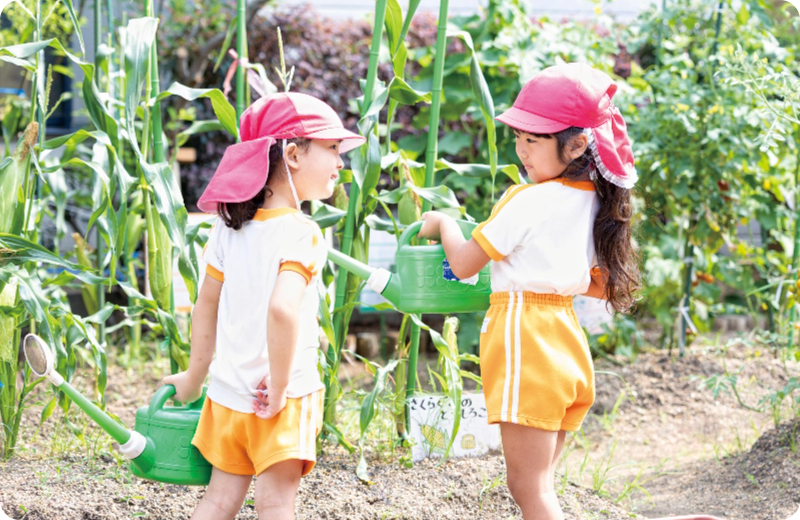 畑で作業をする園児たち