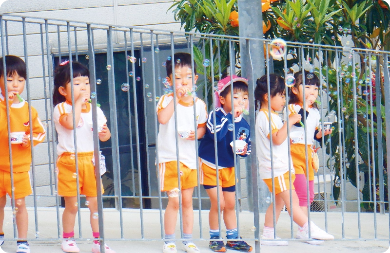 シャボン玉で遊ぶ園児たち