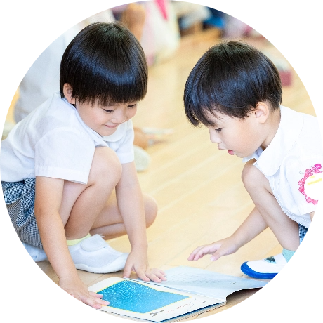 虫取り網で遊ぶ園児たち