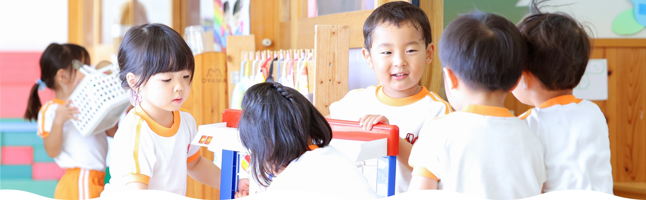 教室で遊ぶ園児たち