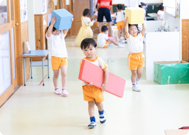 遊び道具を用意する園児たち