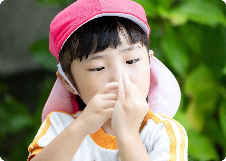 何かを見つけた園児