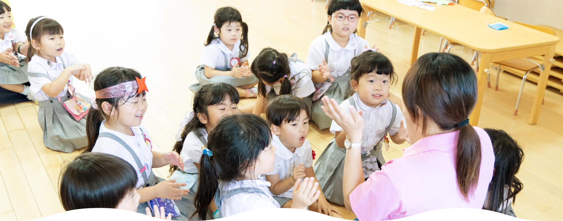 歌をうたう園児たち