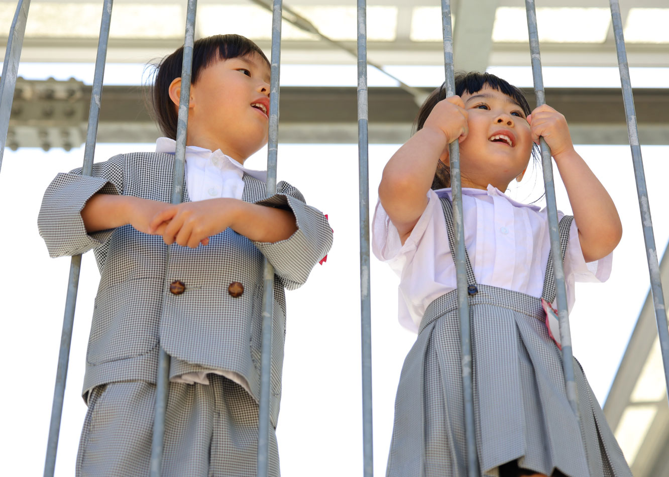 シャボン玉で遊ぶ4人の女児