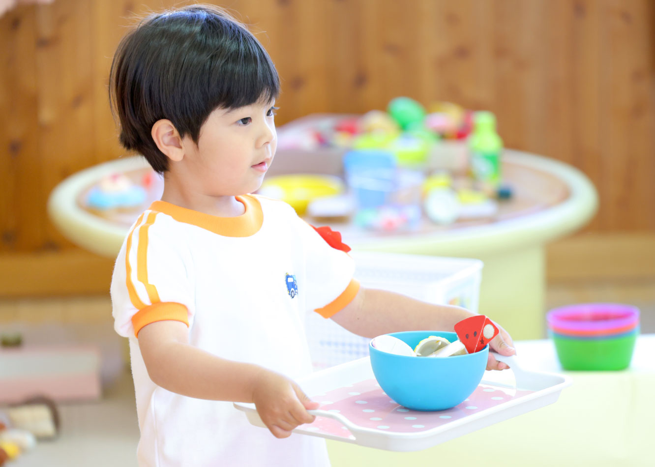 図画工作をする女の子