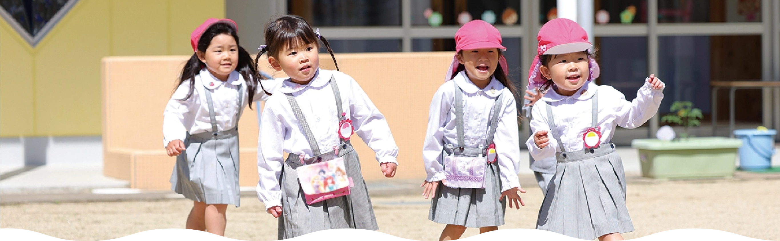 園児みんなで園庭で遊ぶ