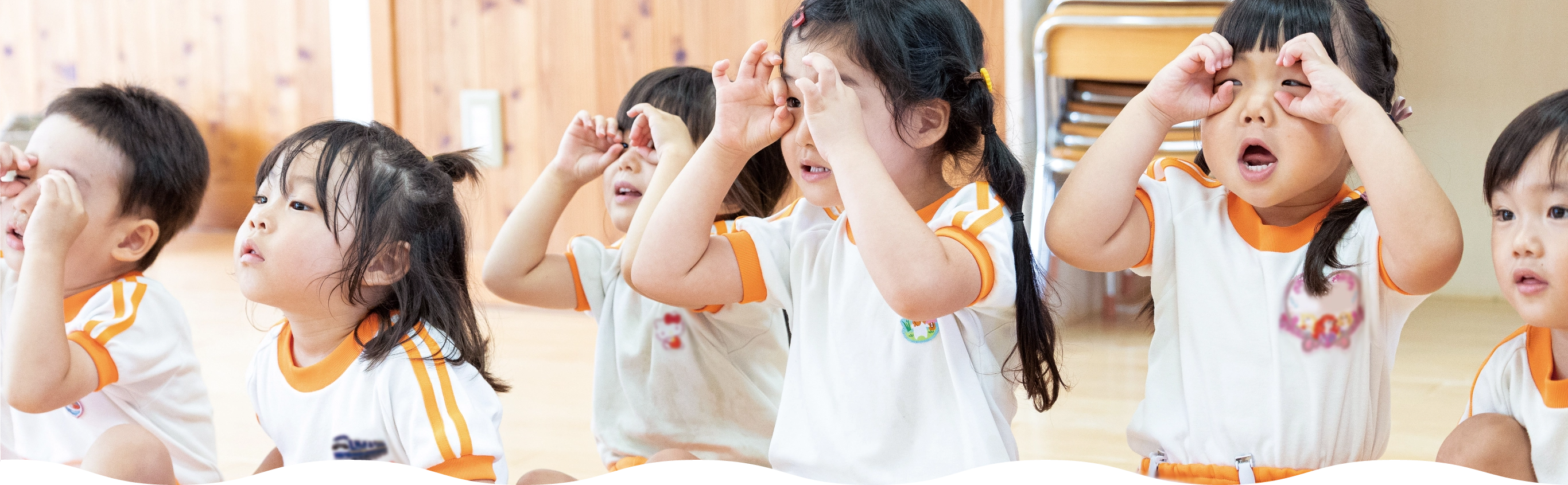 教室で遊ぶ園児たち