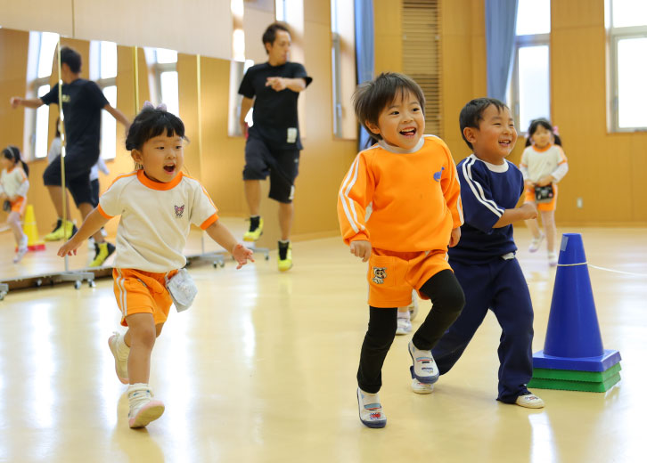 かけっこをする園児たち