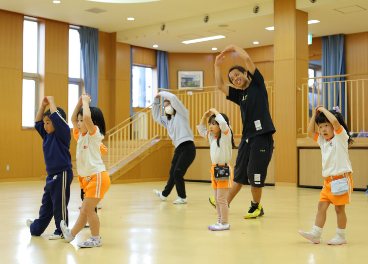 ダンスレッスン中の園児たち