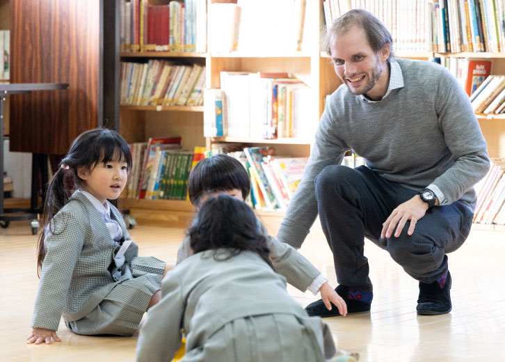 外国人の先生と遊ぶ園児たち