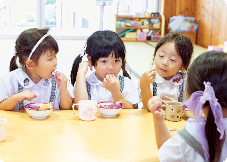 おやつを食べる園児たち