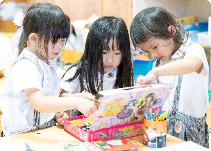 仲良く遊ぶ園児3人