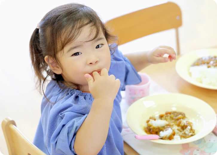 お弁当を食べる男児