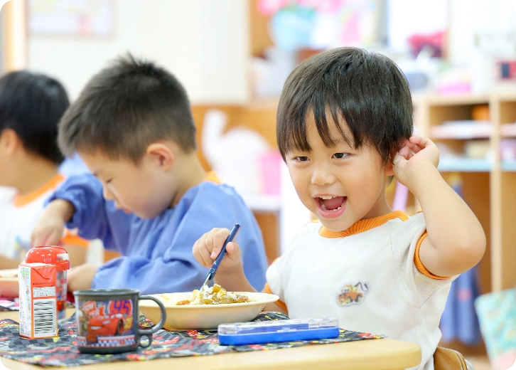 お弁当を食べる女児