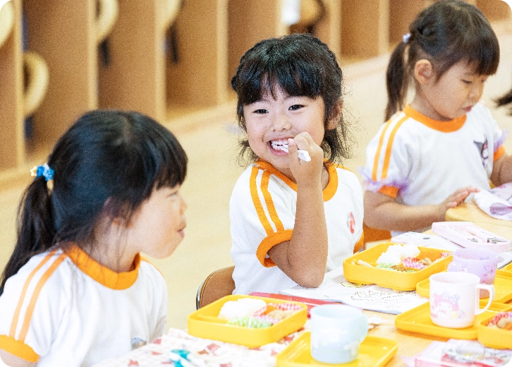 お弁当を食べる男児
