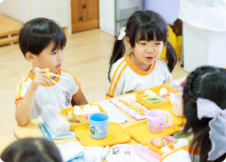 お弁当を食べる女児