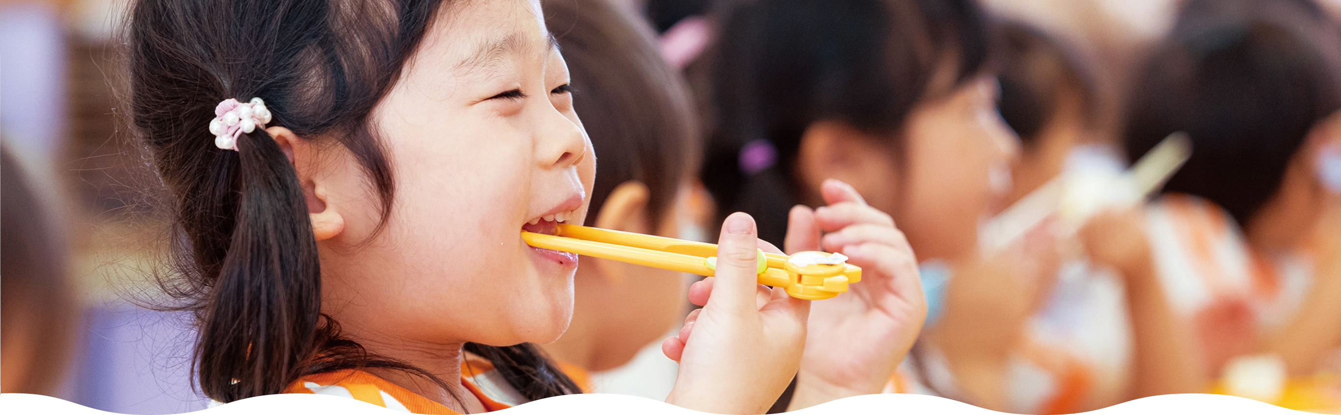 楽しそうに給食を食べる園児たち