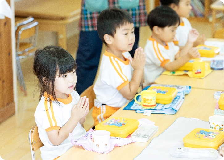 いただきますをする園児たち