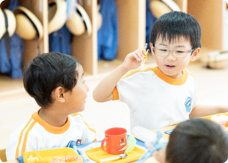 お弁当を食べる園児たち