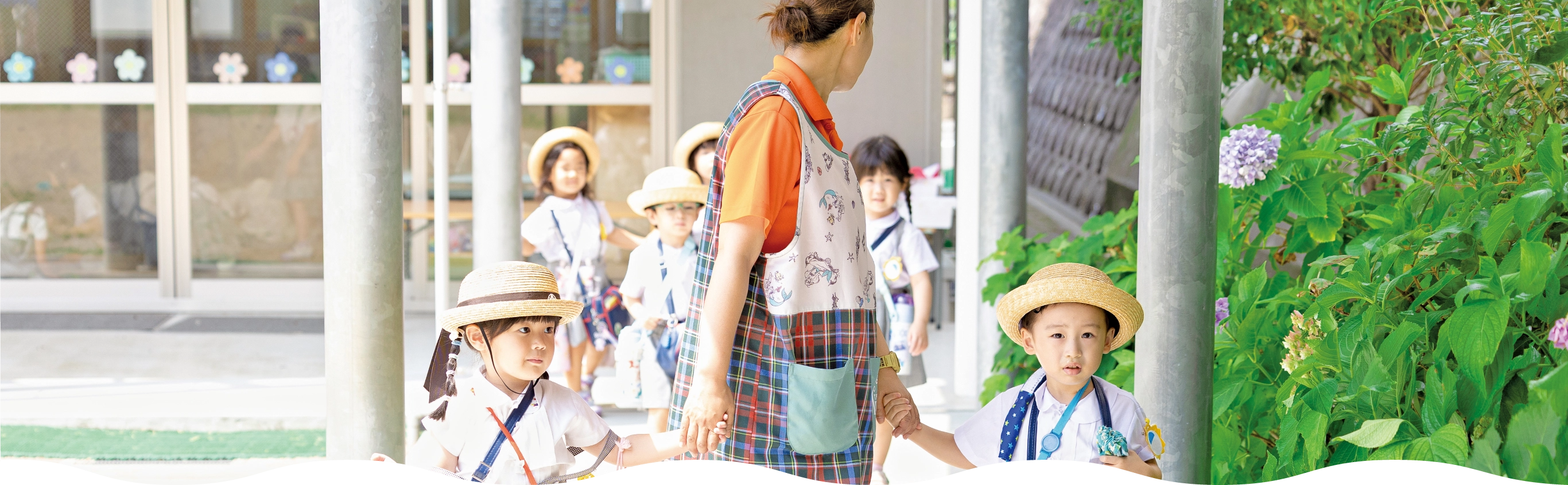 通園バスに向かう園児