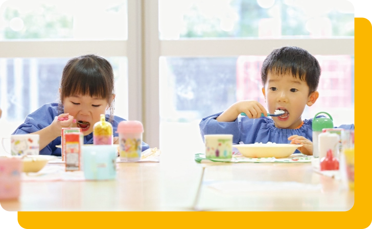 お弁当を食べる園児たち