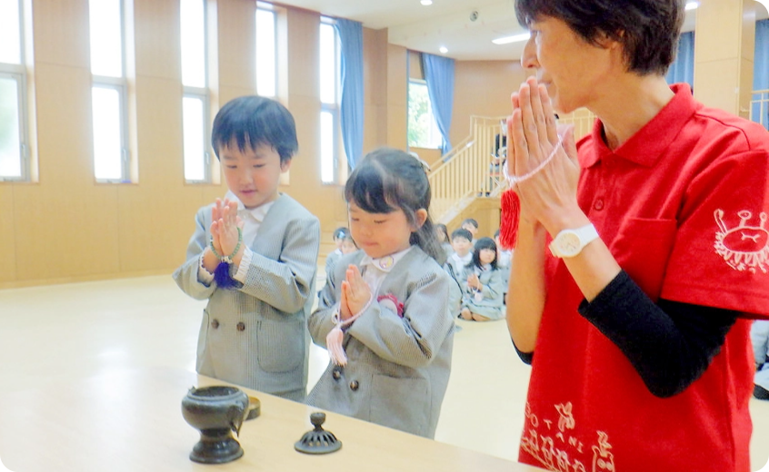 お参りする先生と園児