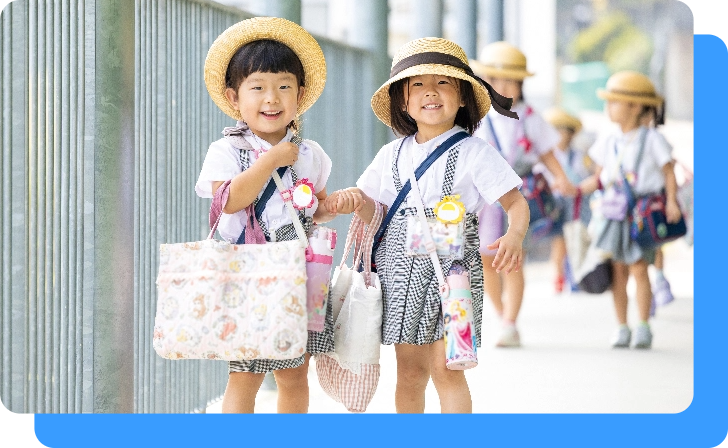 廊下で笑顔の園児二人