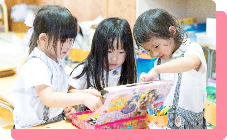 預かり保育で遊ぶ園児たち