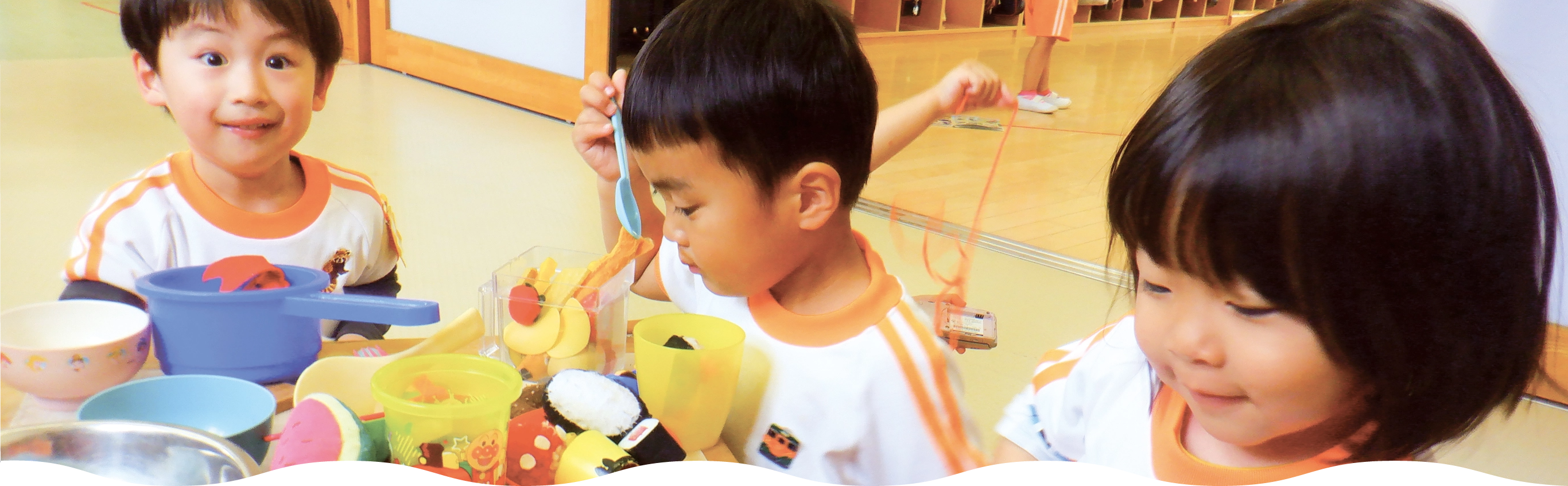 おもちゃで遊ぶ園児たち